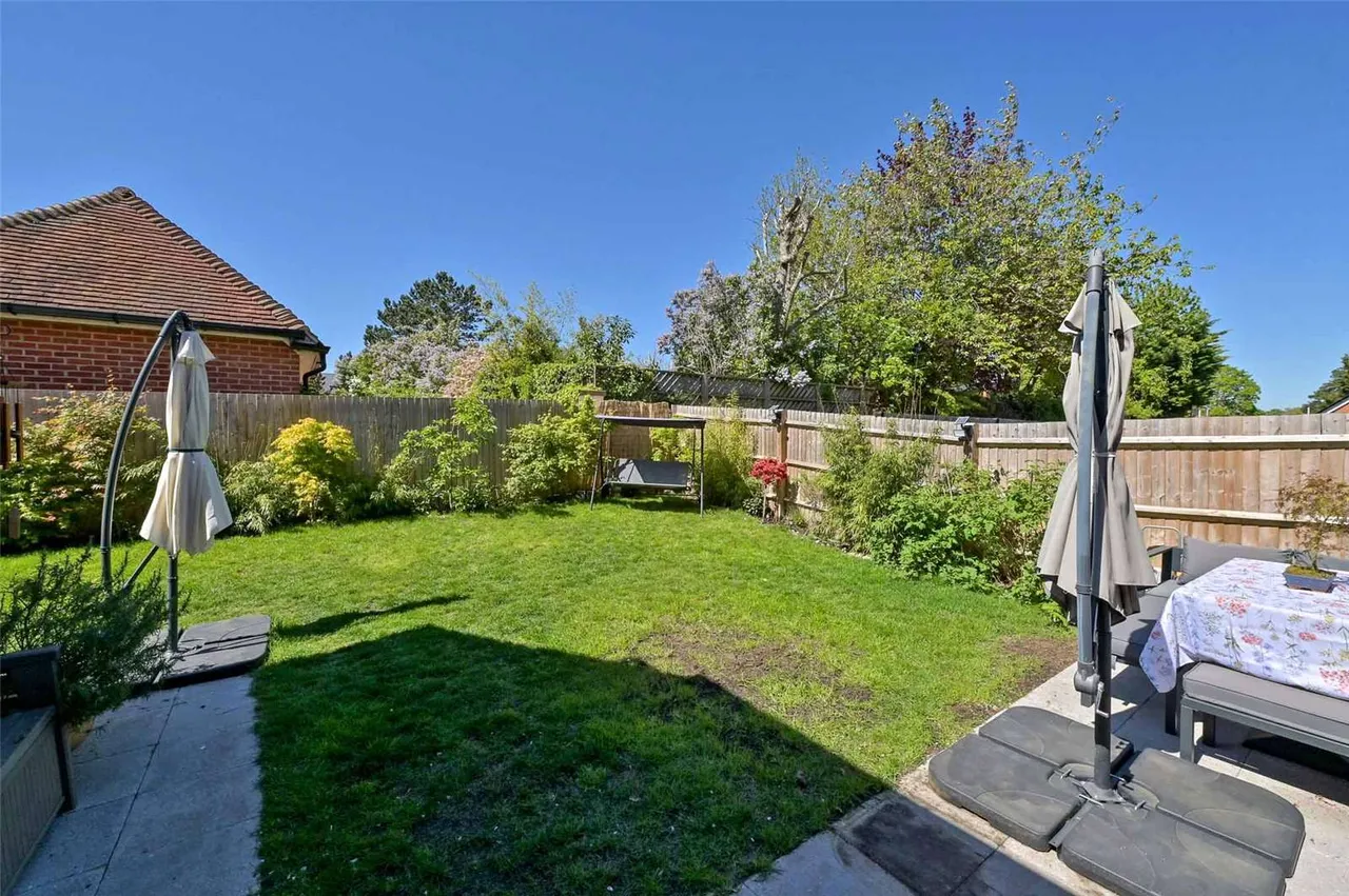 Honeysuckle Close, Windsor, SL4, photo 16