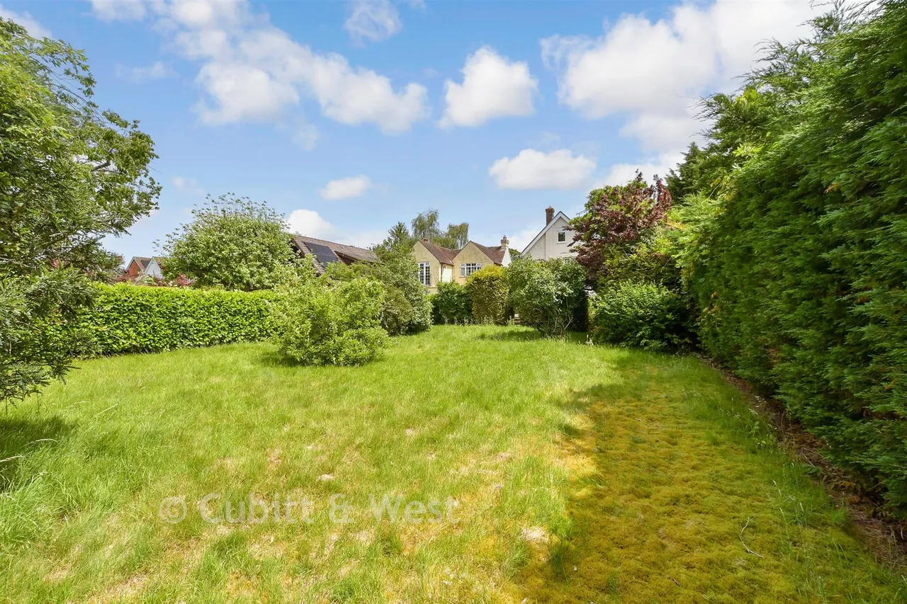 Nuthurst Avenue, Cranleigh, GU6, photo 2