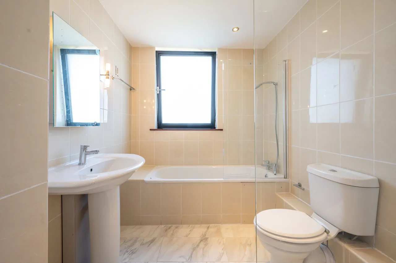Flat 9, Metro House, 98-122 Green Street, London, photo 4