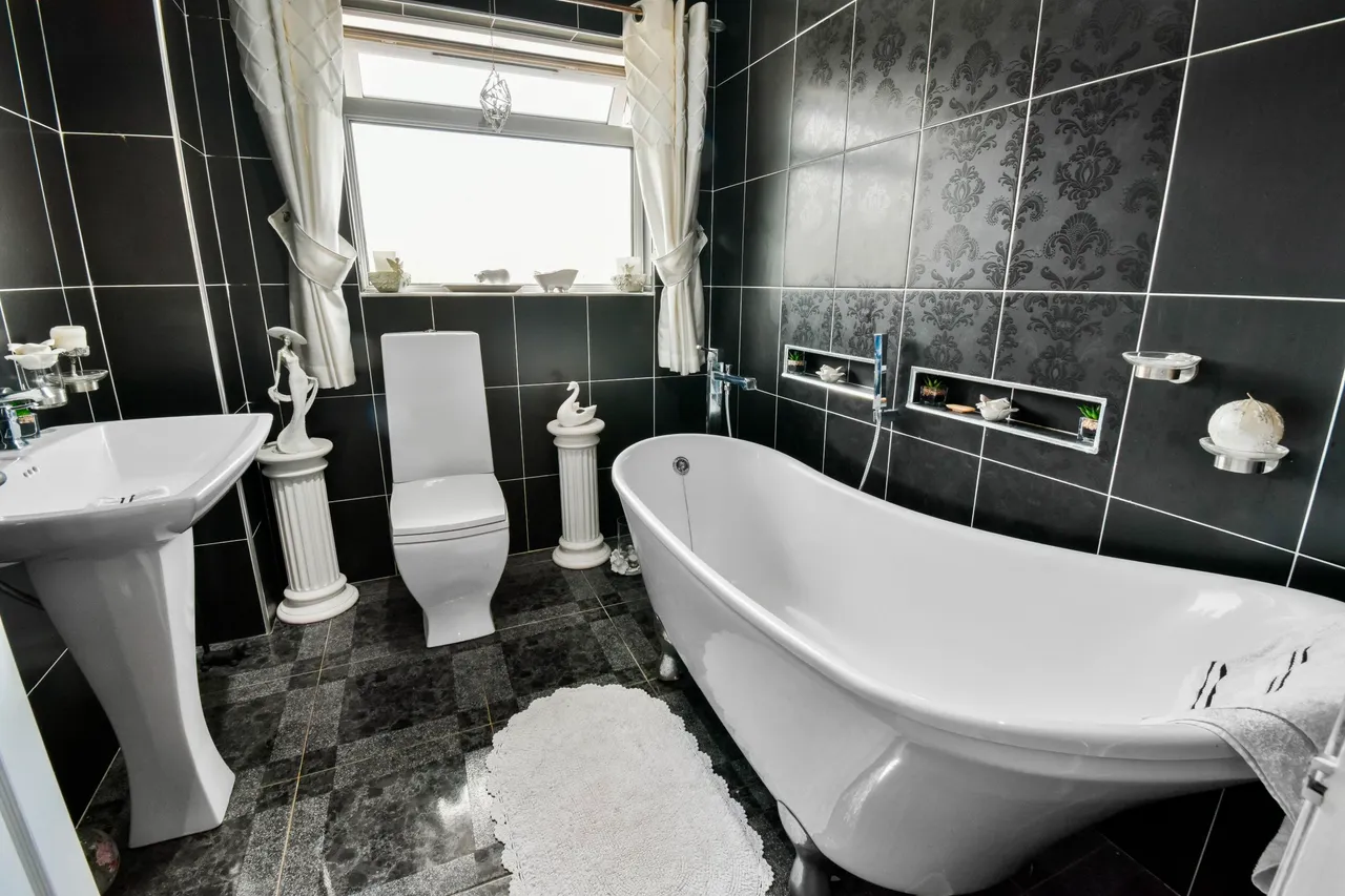 Harthill Road, Bathgate, photo 14