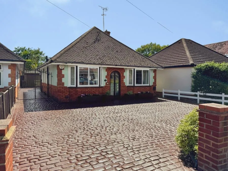3 bed house for sale, Reading Road, Woodley, RG5