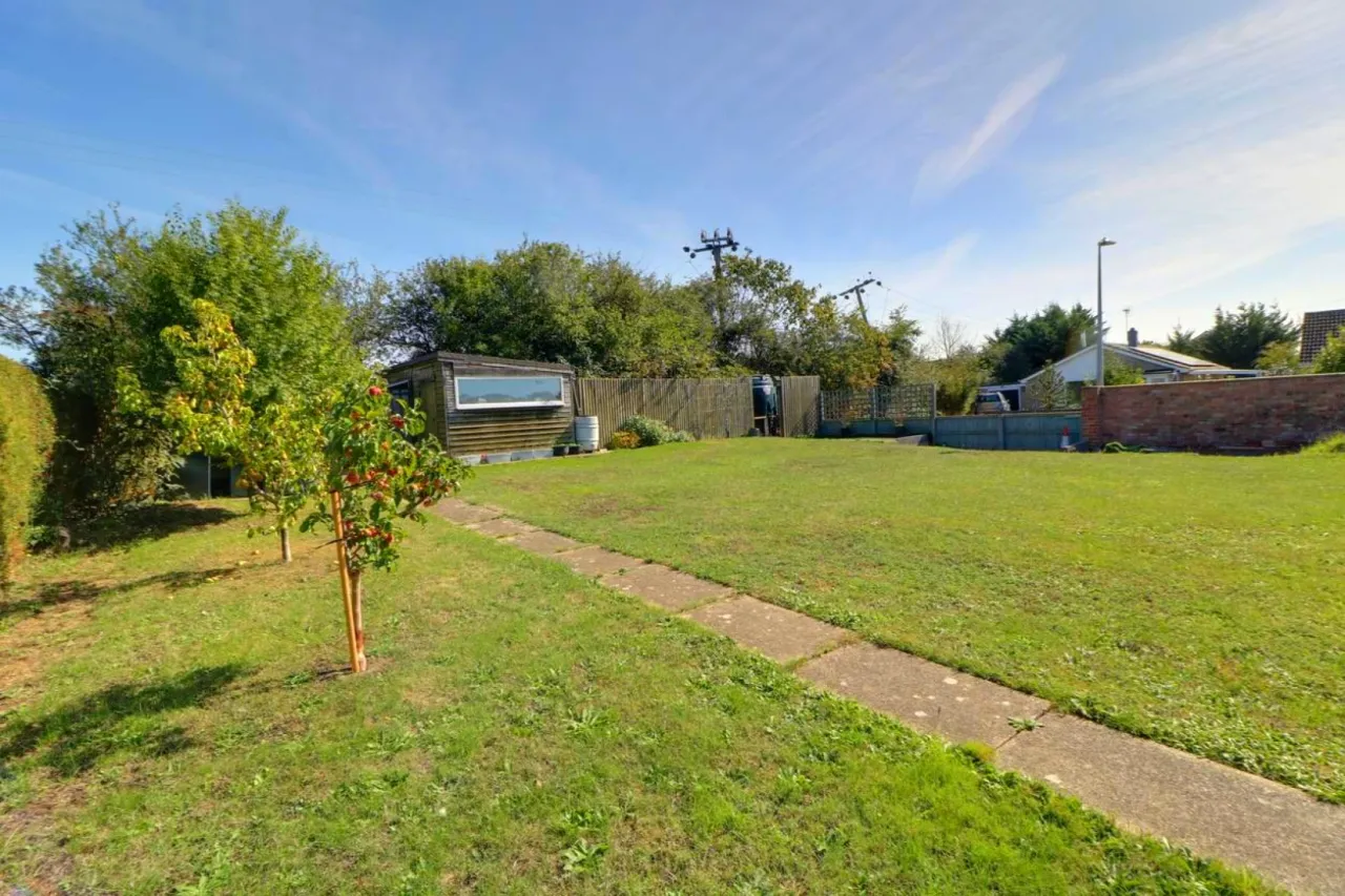 St Pauls Close, Brockdish, photo 4