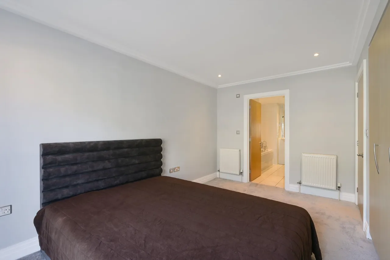Town Meadow, TW8, photo 6