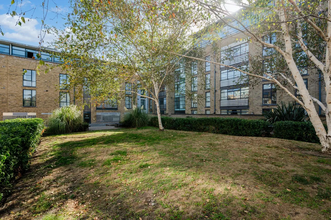 2 bed flat for sale, Town Meadow, TW8