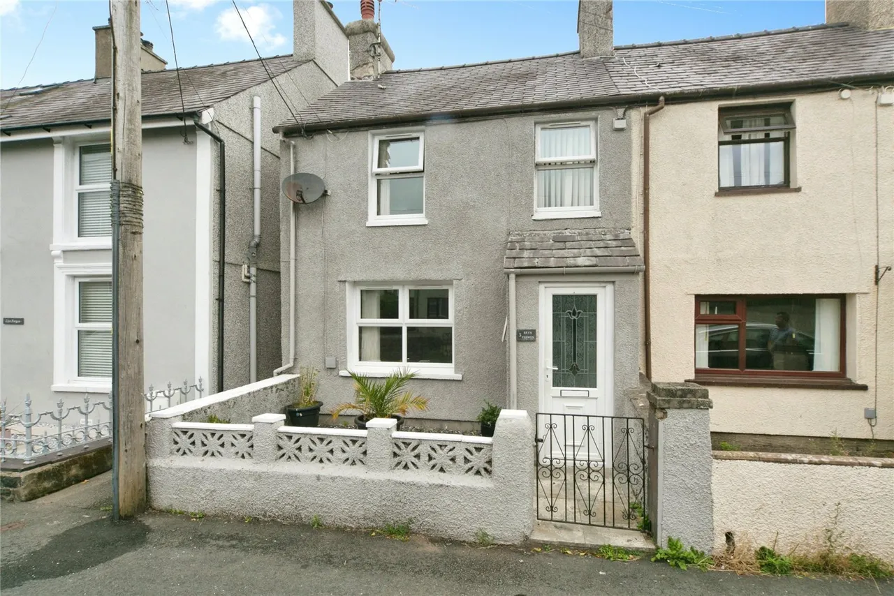 3 bed house for sale, Station Road, Llanrug, LL55