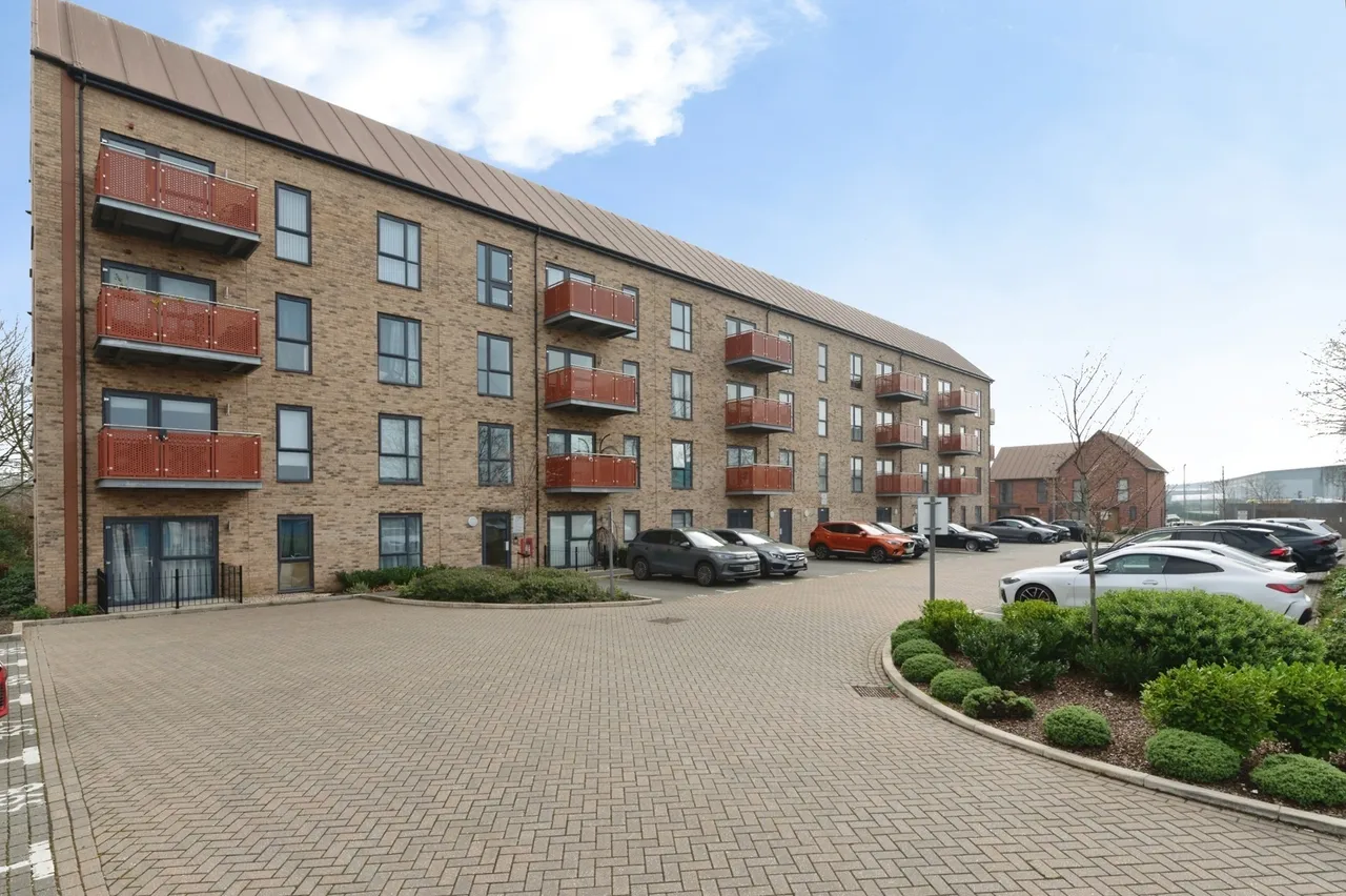 2 bed flat for sale, Buttermere Way, West Thurrock, RM20