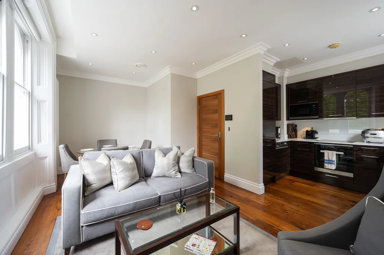 2 bed flat for sale — 21 Garden House, 86-92 Kensington Gardens Square, London