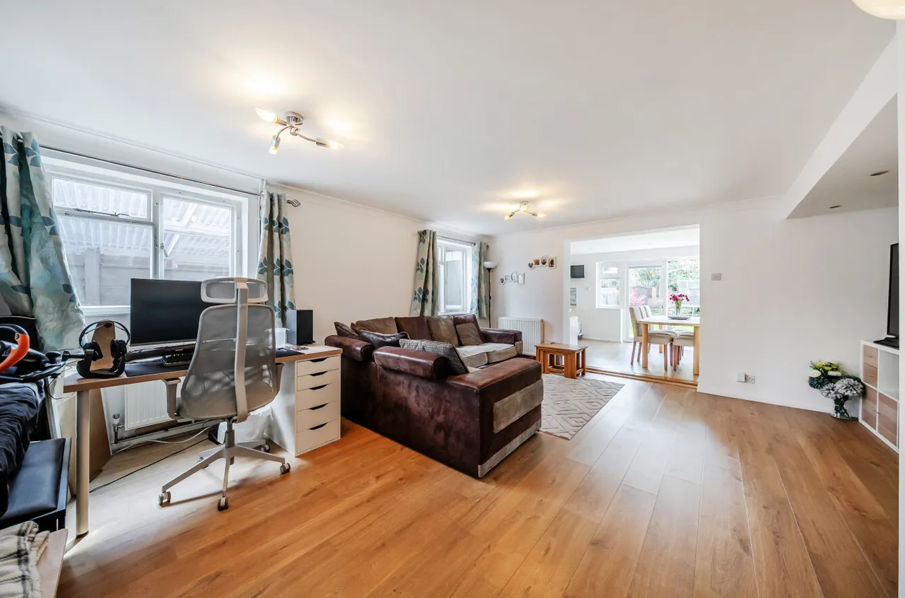 Frimley Grove Gardens, Frimley, Camberley, Surrey, GU16 7JY, photo 3