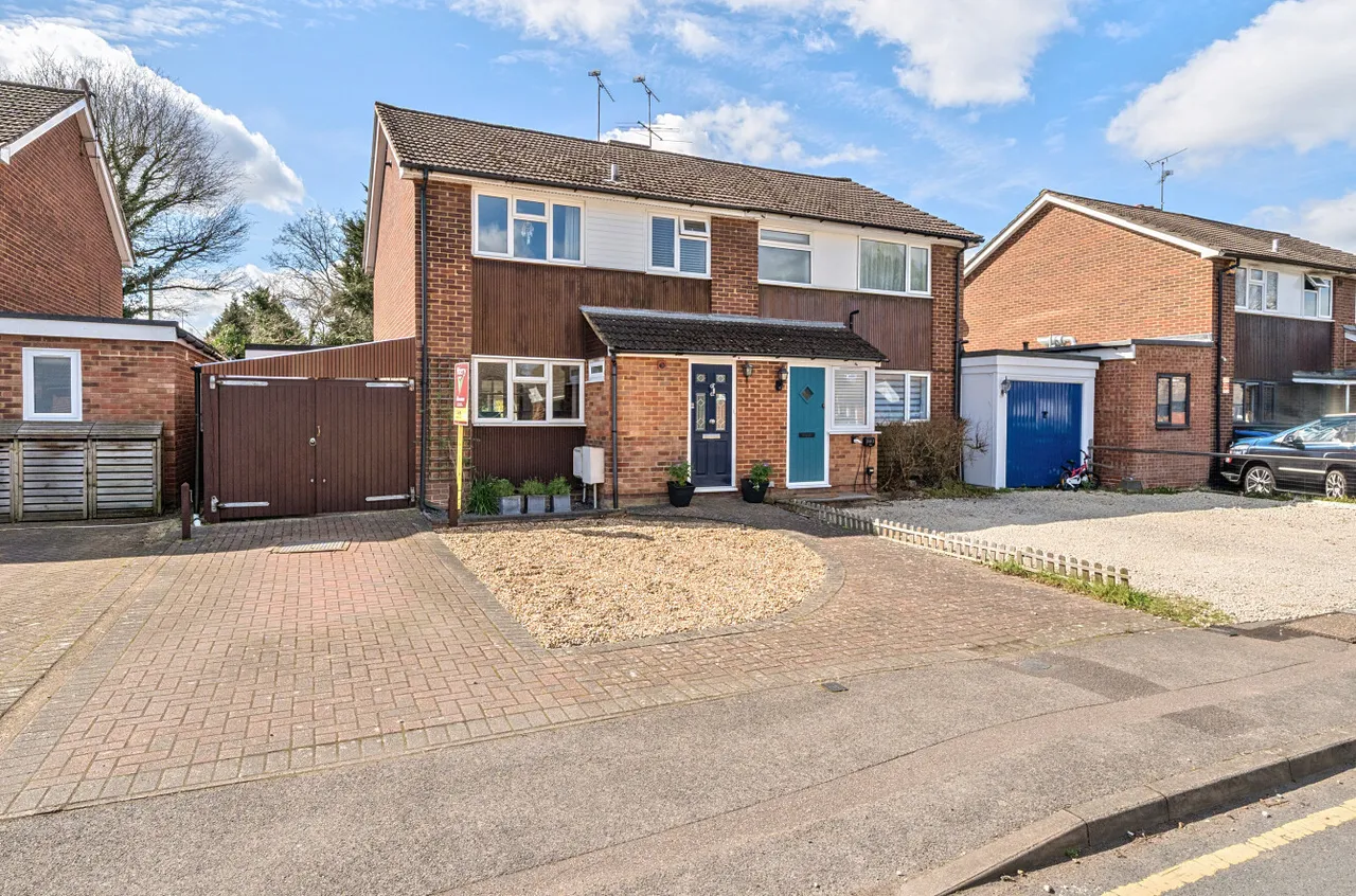 3 bed house for sale — Frimley Grove Gardens, Frimley, Camberley, Surrey, GU16 7JY