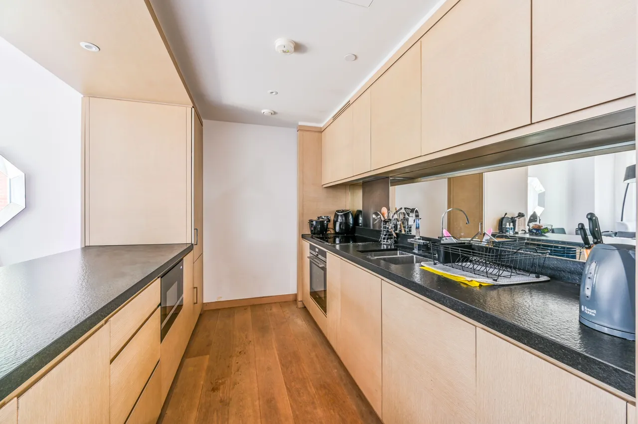 Apartment F52 Legacy Building, Embassy Gardens, London, photo 3