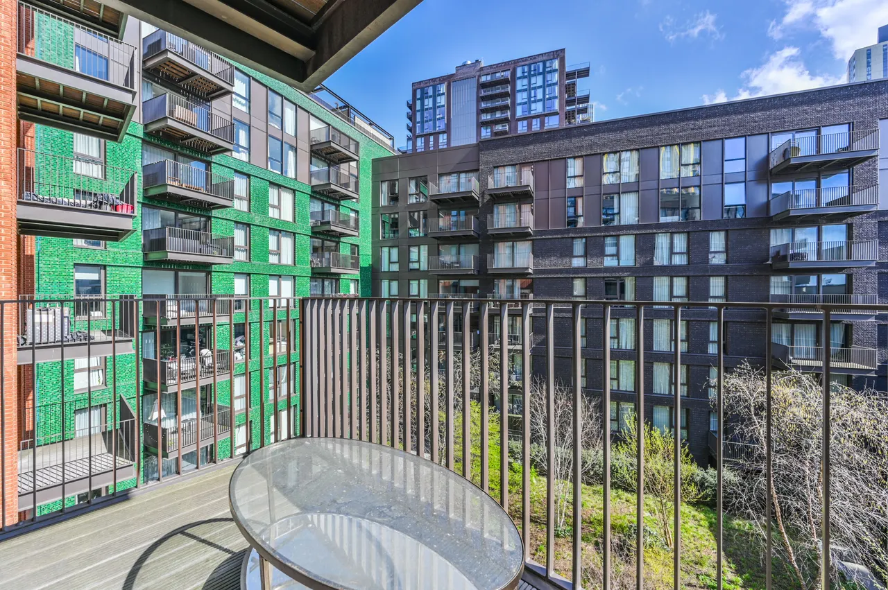 Apartment F52 Legacy Building, Embassy Gardens, London, photo 4