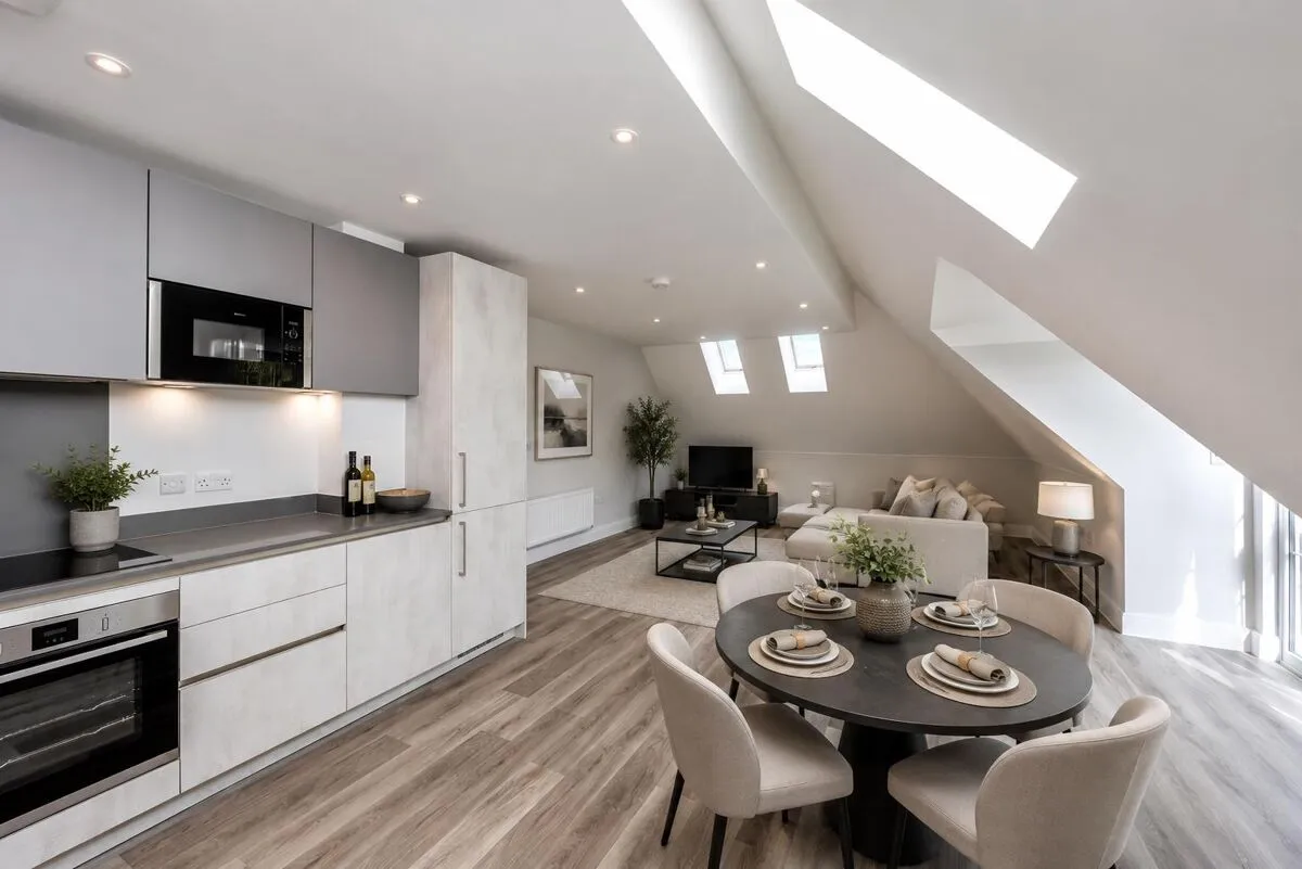 Luna Place, Esher, KT10, photo 2