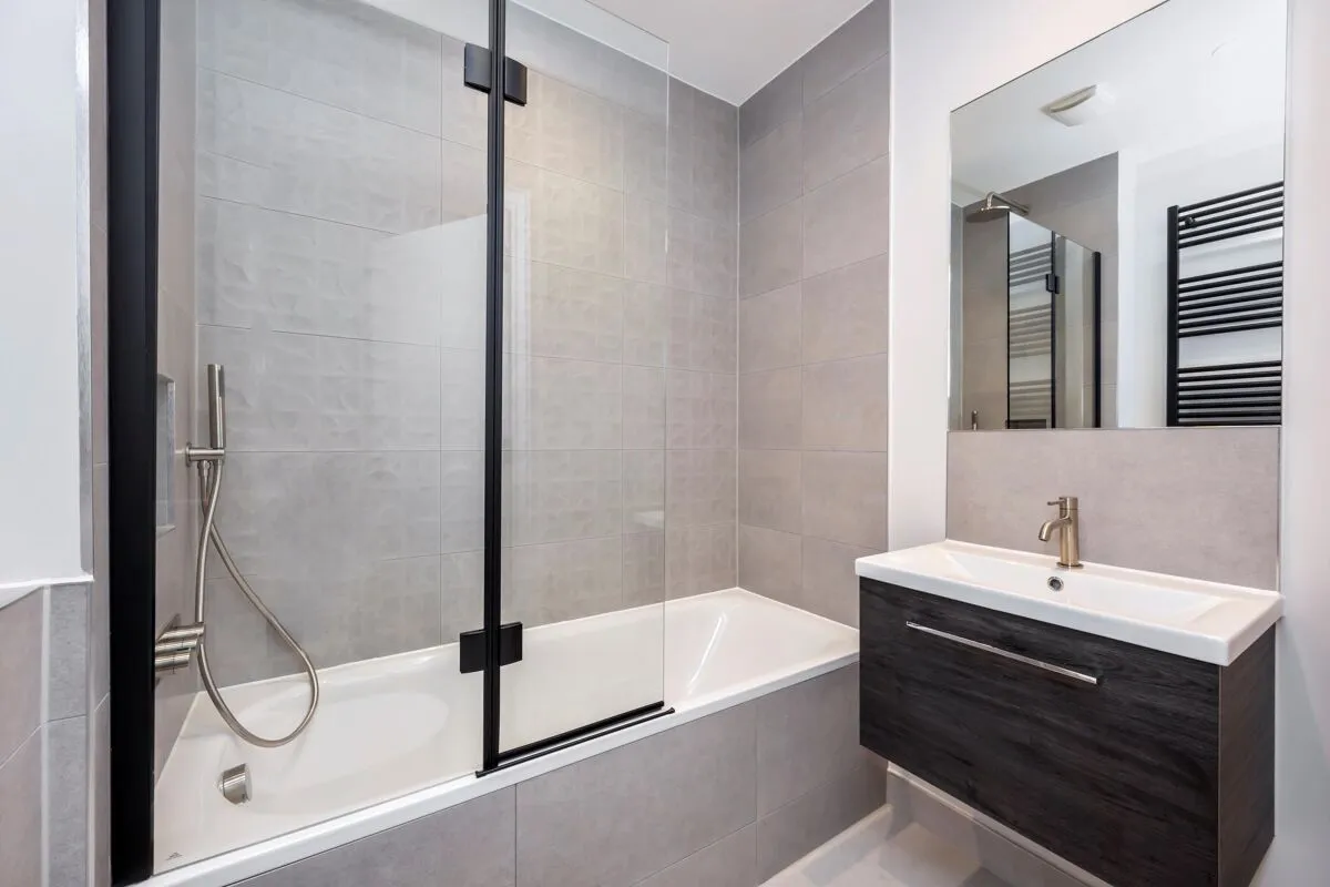 Luna Place, Esher, KT10, photo 4
