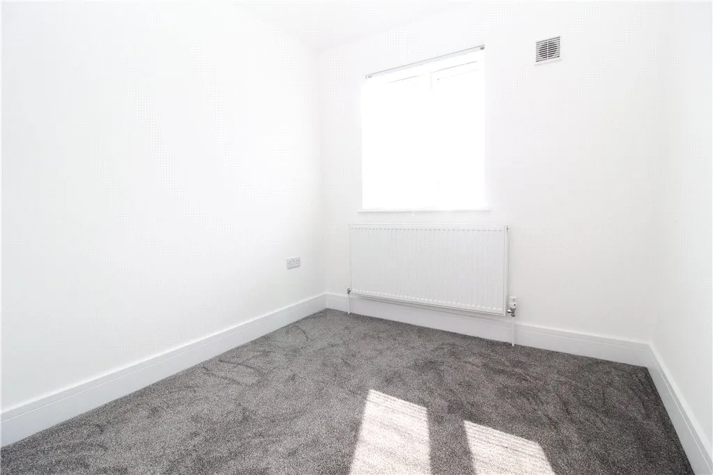 Longford Avenue, Feltham, TW14, photo 5