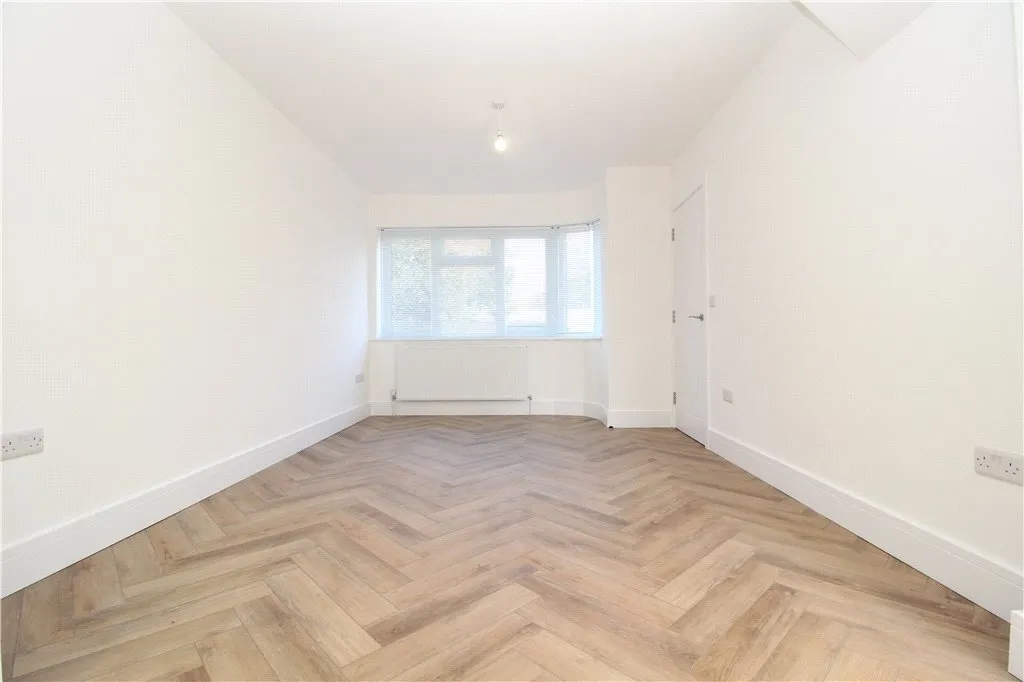Longford Avenue, Feltham, TW14, photo 2