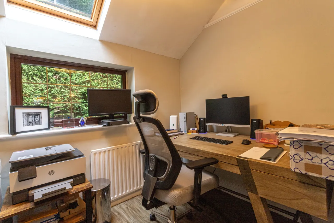 The Warren Chalky Lane, Dogmersfield, Hook, RG27 8TG, photo 10