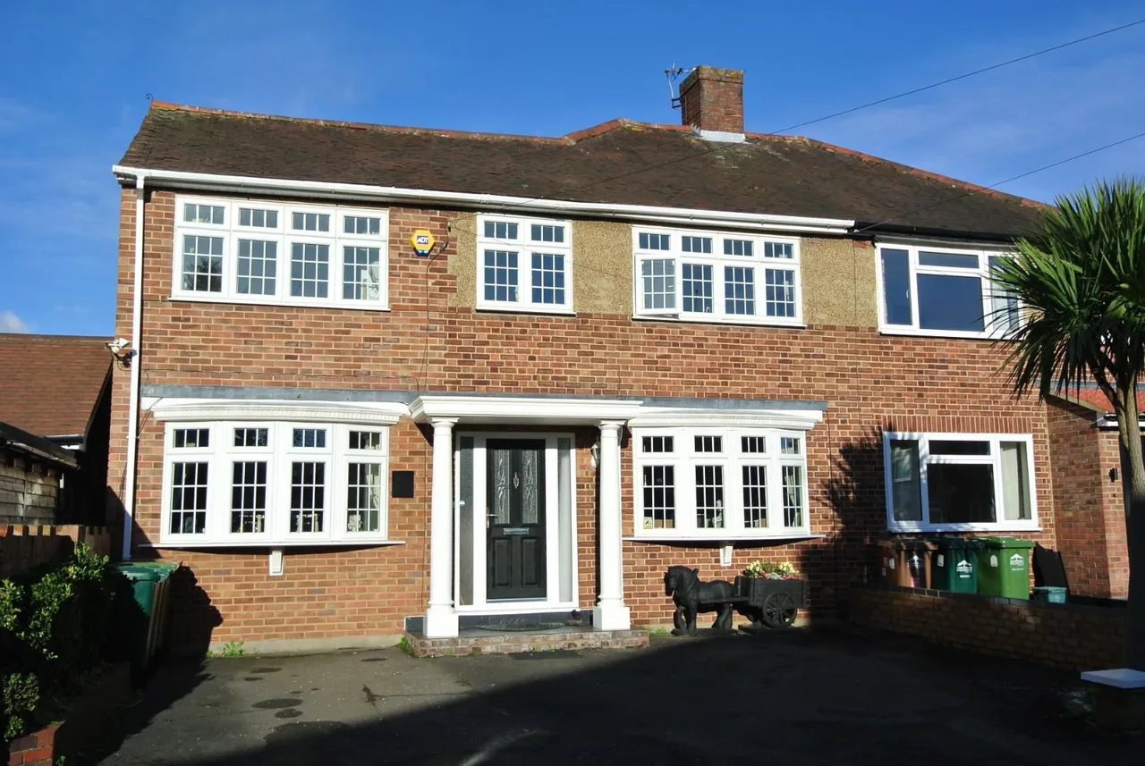 4 bed house for sale — Gilmore Crescent, Ashford, Surrey, TW15 2DB