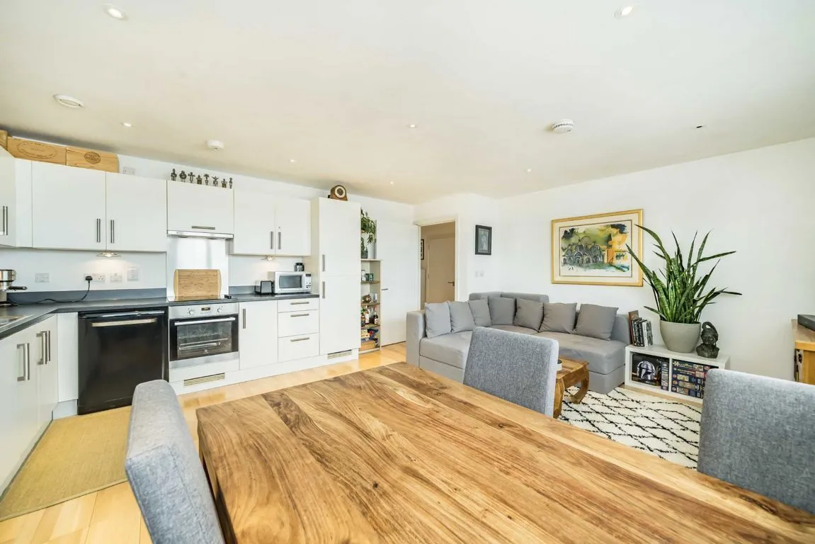 1 bed property to rent, Streatham High Road, SW16