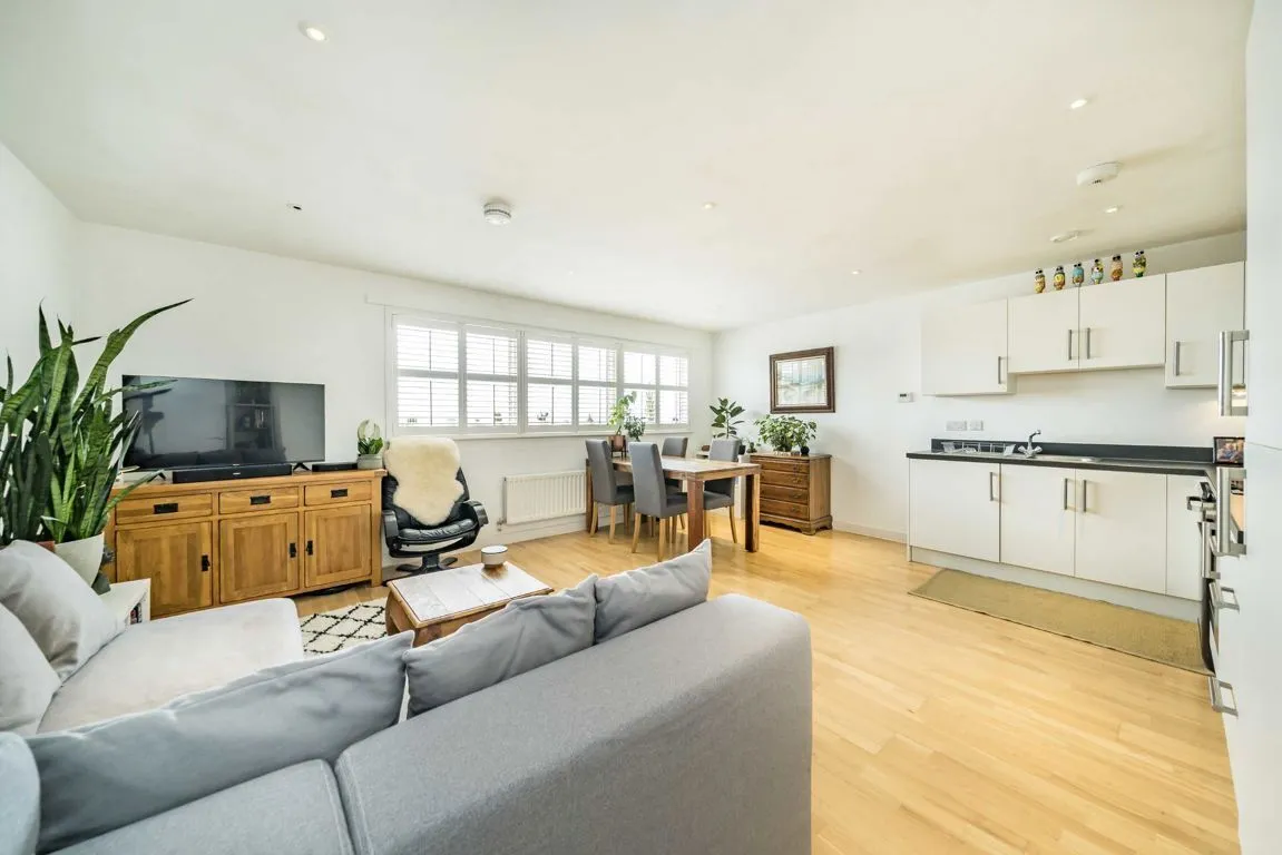 Streatham High Road, SW16, photo 5