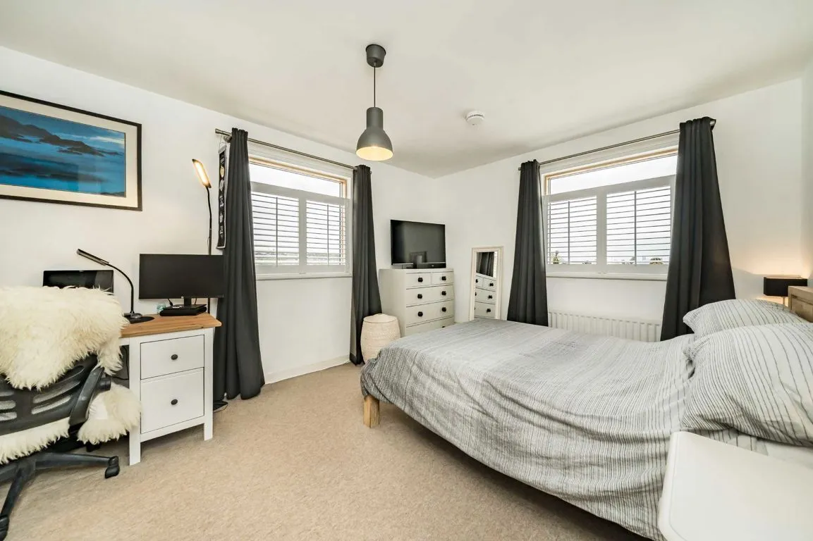 Streatham High Road, SW16, photo 8