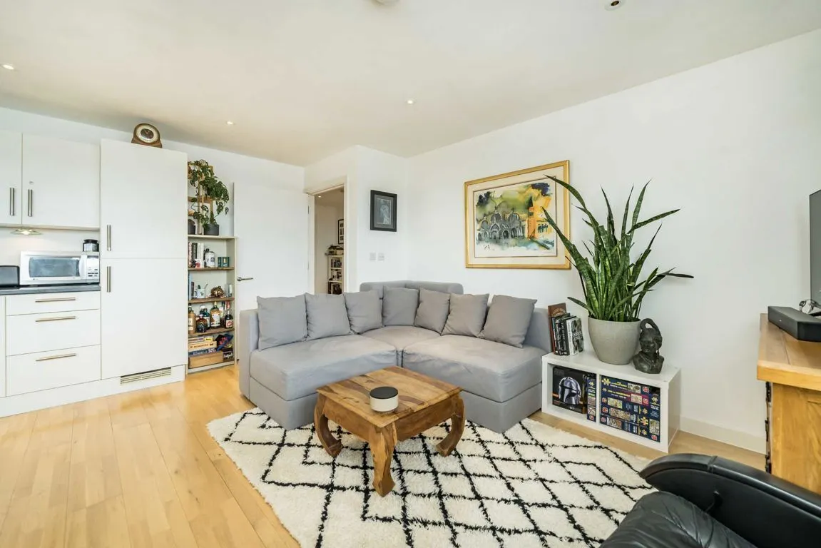 Streatham High Road, SW16, photo 7