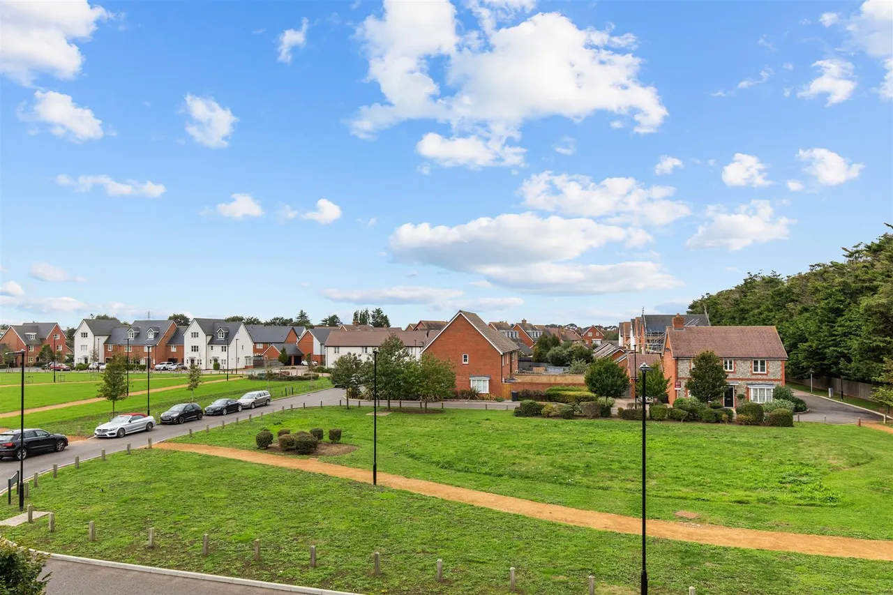Acacia Crescent, Angmering, photo 2