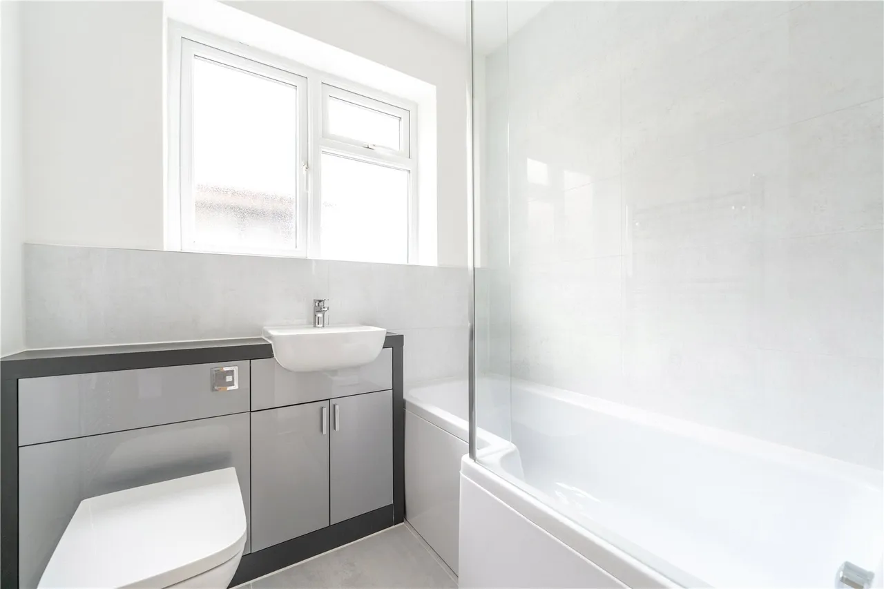 Kenton Avenue, Lower Sunbury, TW16 5AS, photo 6