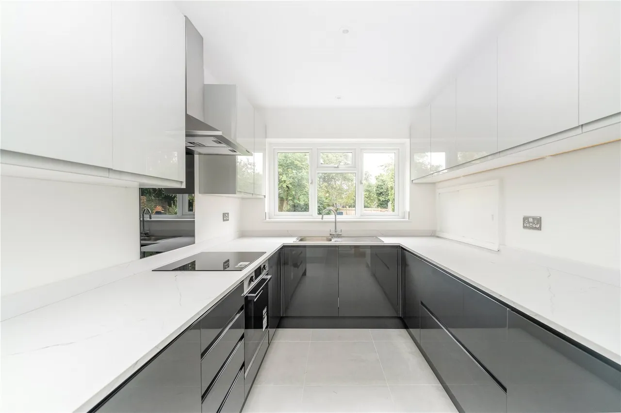 Kenton Avenue, Lower Sunbury, TW16 5AS, photo 2