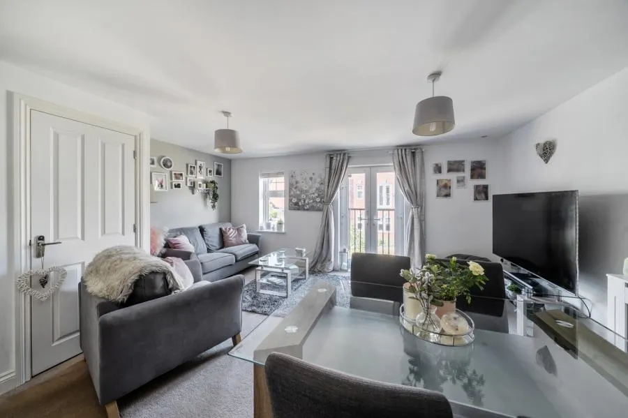Gomer Road, Bagshot, GU19, photo 4