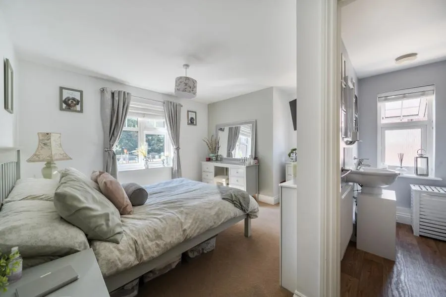 Gomer Road, Bagshot, GU19, photo 5