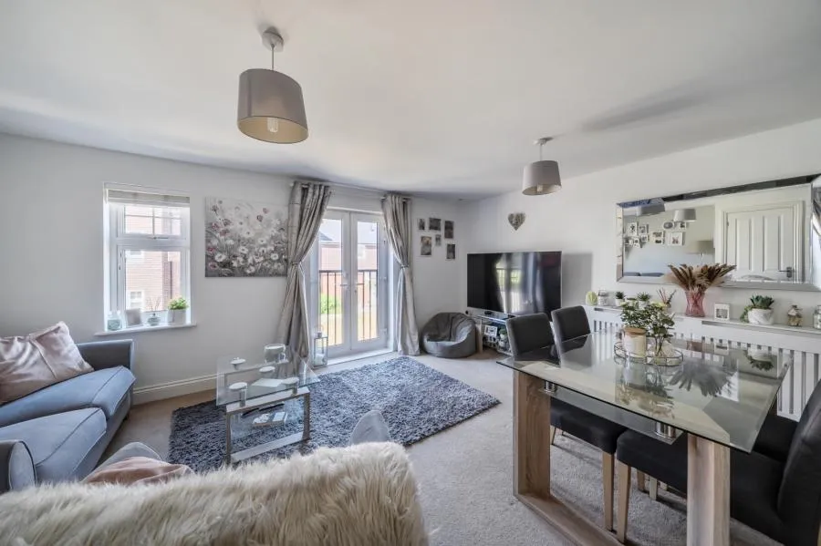 Gomer Road, Bagshot, GU19, photo 2