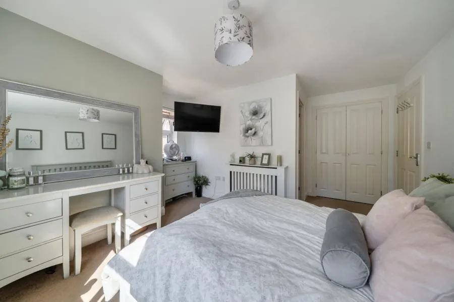 Gomer Road, Bagshot, GU19, photo 11