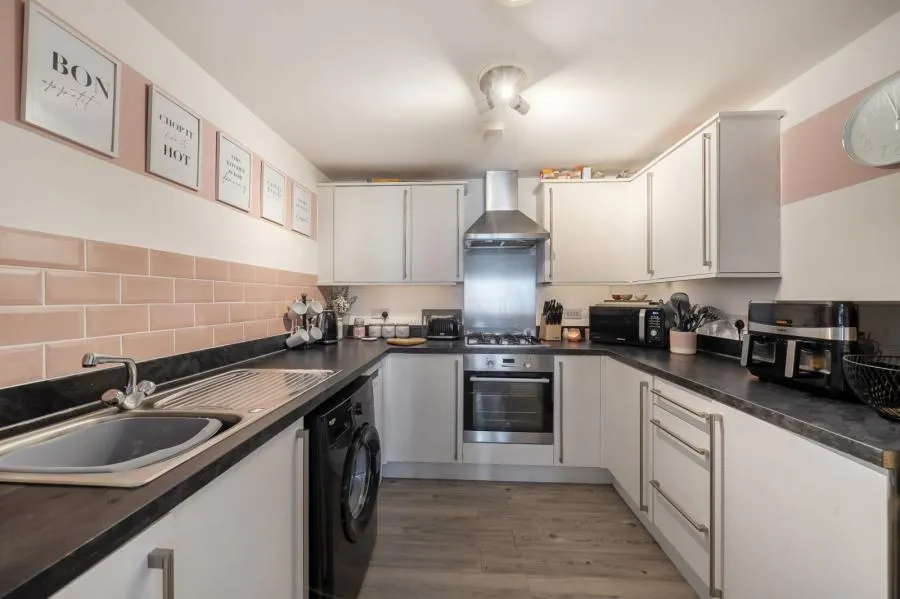 Gomer Road, Bagshot, GU19, photo 3