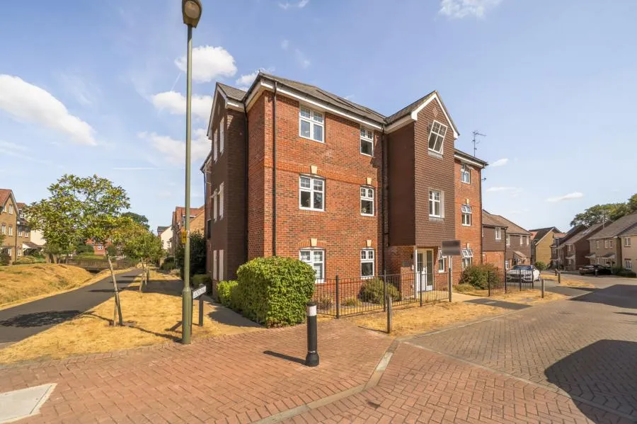 2 bed flat for sale, Gomer Road, Bagshot, GU19