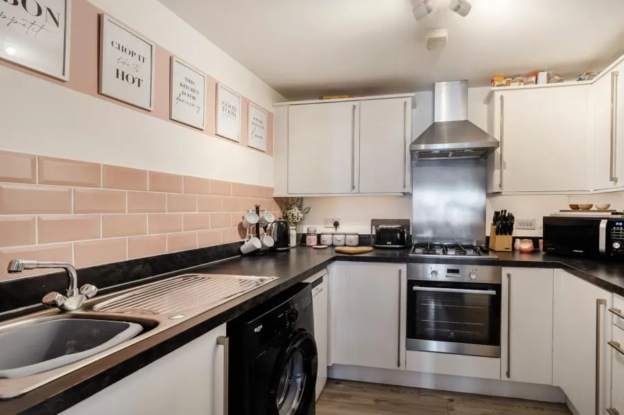 Gomer Road, Bagshot, GU19, photo 12