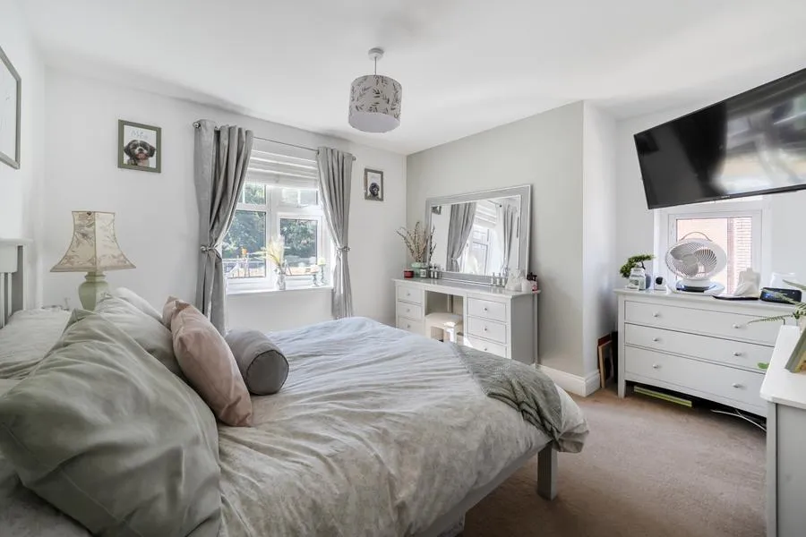 Gomer Road, Bagshot, GU19, photo 17