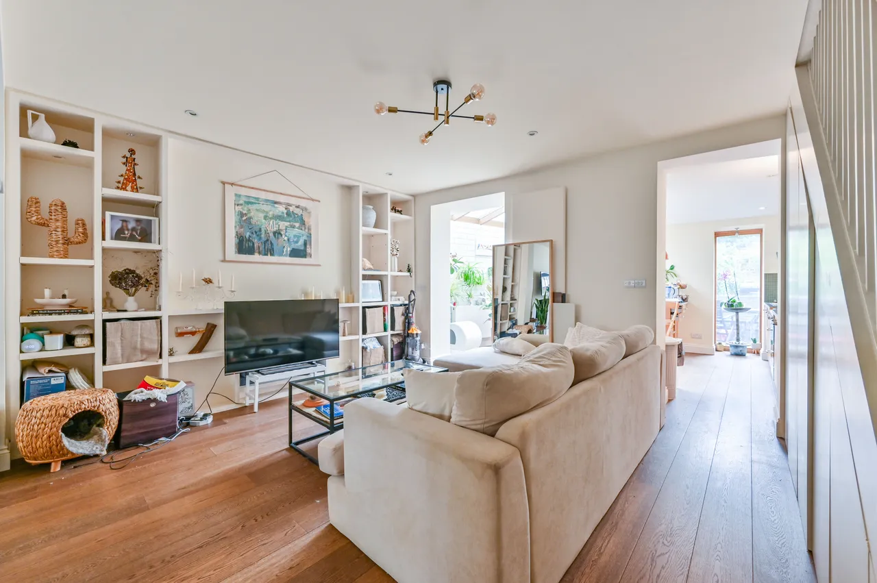 2 bed flat for sale — Flat A, 18 Barnsdale Road, London