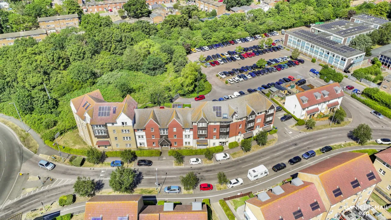 Churchill Avenue, Basildon, SS14, photo 3