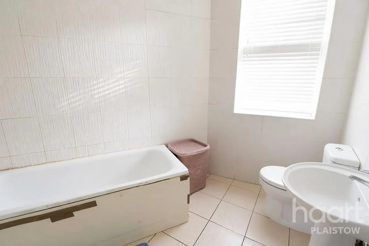 Barking Road, London, E13, photo 6