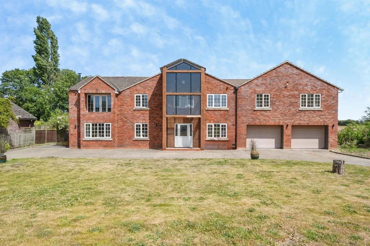 6 bed house for sale, Brigg Road, Messingham, DN17