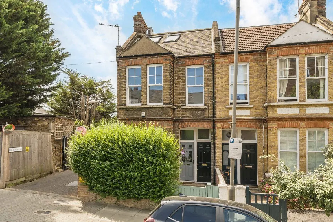 4 bed flat for sale, Lessingham Avenue, SW17