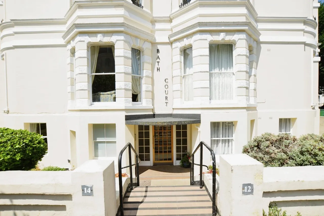 3 bed flat for sale — Clifton Crescent, Folkestone, Kent, CT20