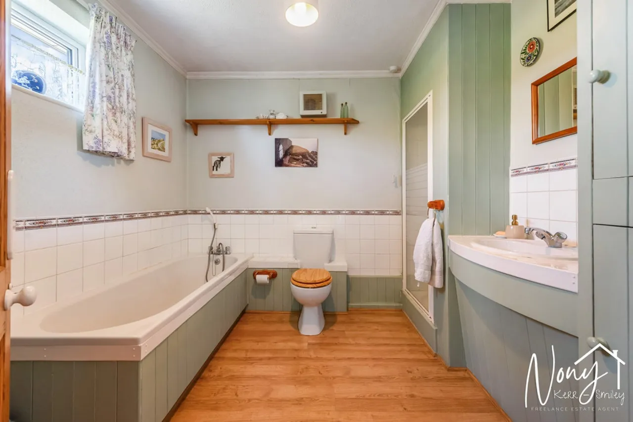 Hazeley Road, Twyford, SO21, photo 15