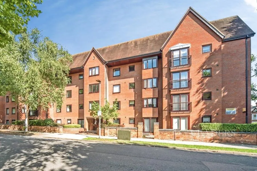 2 bed flat for sale, Warwick Avenue, Bedford, MK40