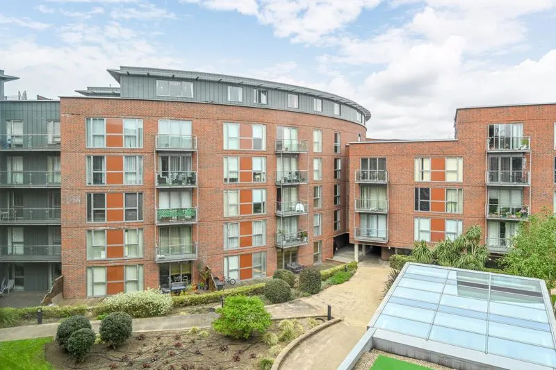 2 bed flat to rent — The Heart, Walton-On-Thames KT12 1GE