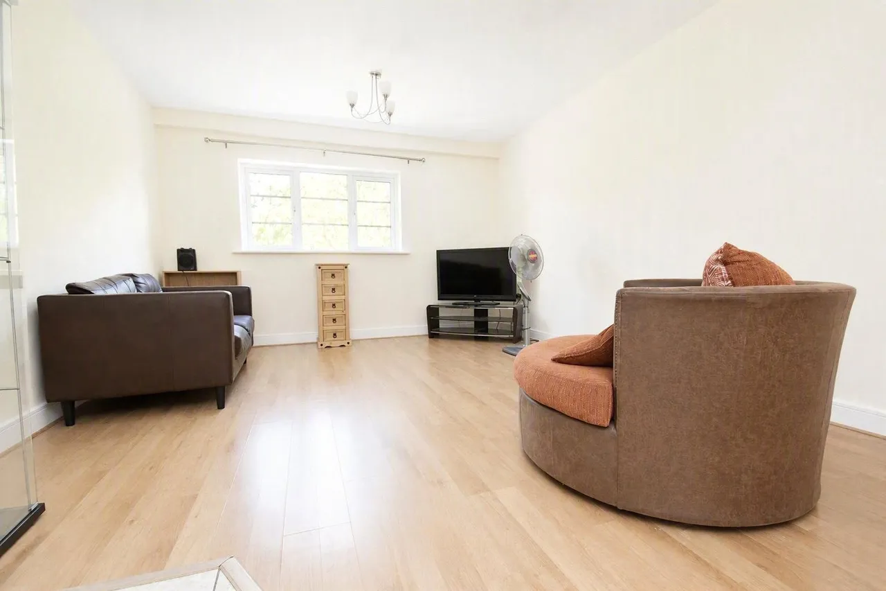 Wallis Square, Farnborough, Hampshire, GU14 7GQ, photo 2