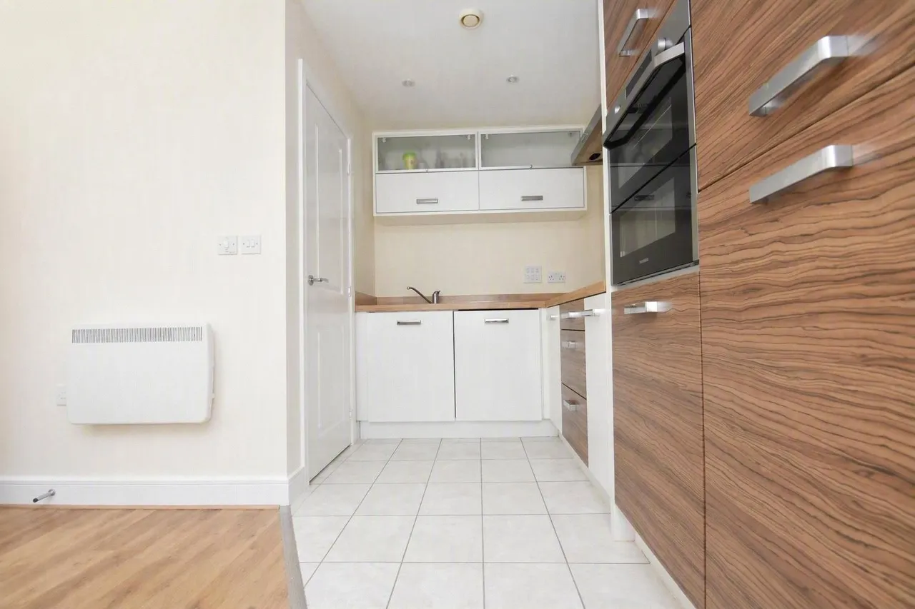 Wallis Square, Farnborough, Hampshire, GU14 7GQ, photo 5