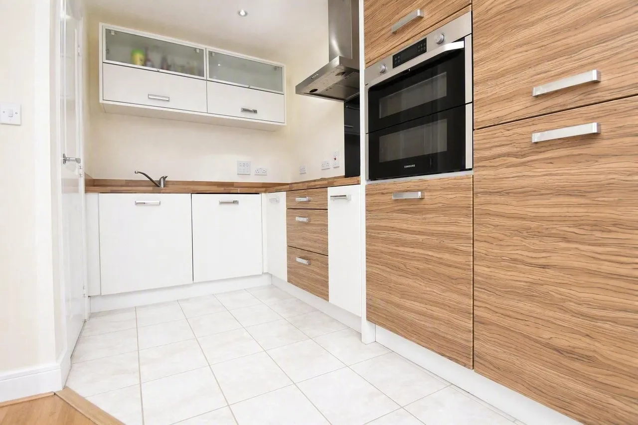 Wallis Square, Farnborough, Hampshire, GU14 7GQ, photo 4