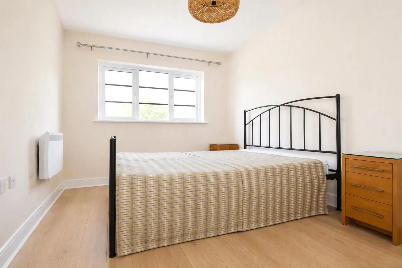 Wallis Square, Farnborough, Hampshire, GU14 7GQ, photo 6