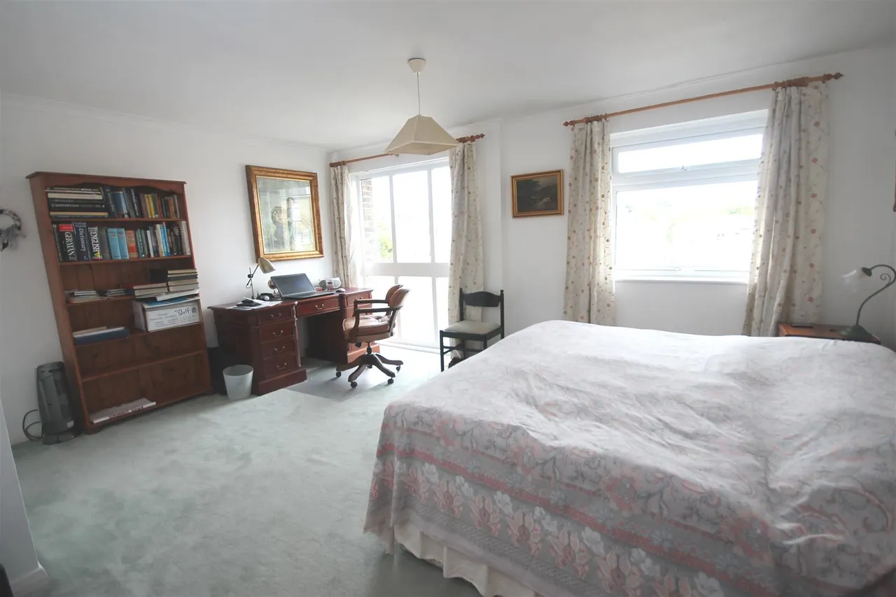 Bridge Street, Leatherhead, KT22, photo 3